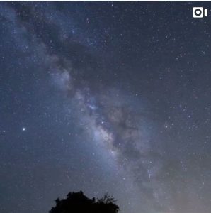 ハワイ島コナの家からこと座流星群と天の川銀河。
